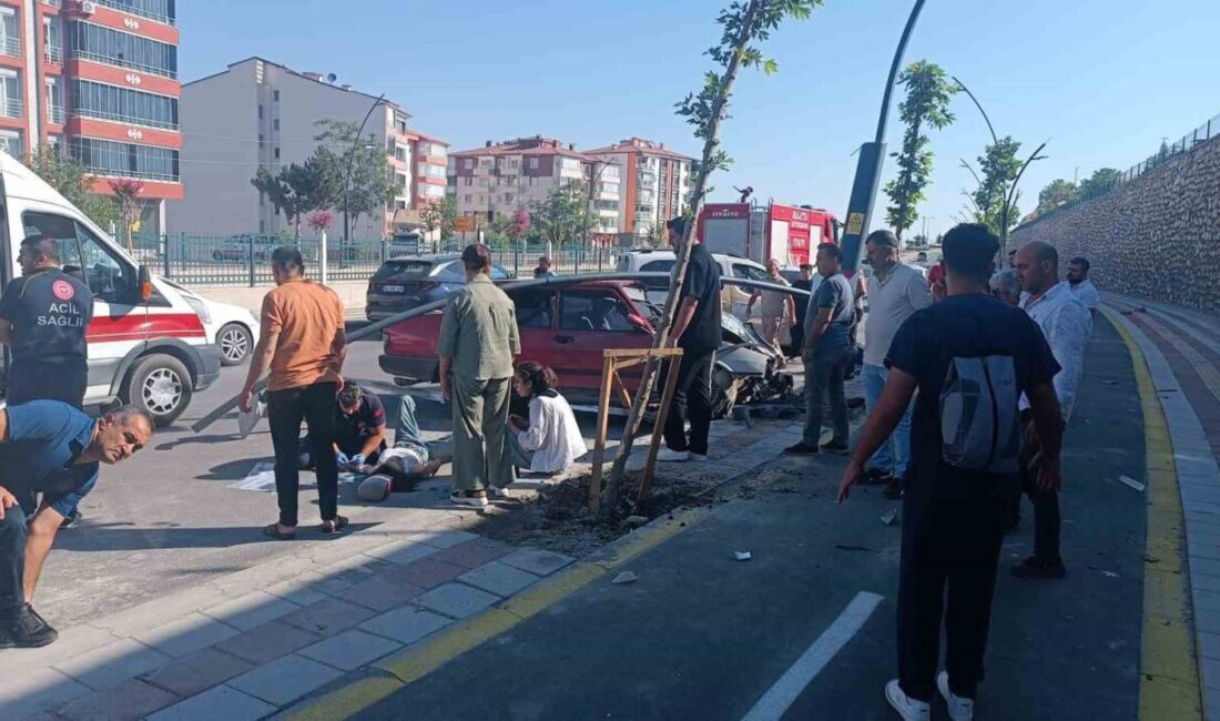 Malatya’da kontrolden çıkan otomobil refüje çarptı. Kazada 4 kişi yaralandı.