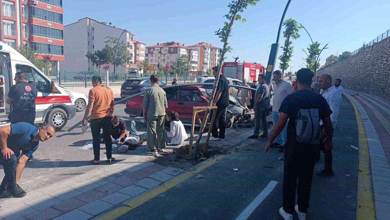 Malatya’da kontrolden çıkan otomobil refüje çarptı. Kazada 4 kişi yaralandı.