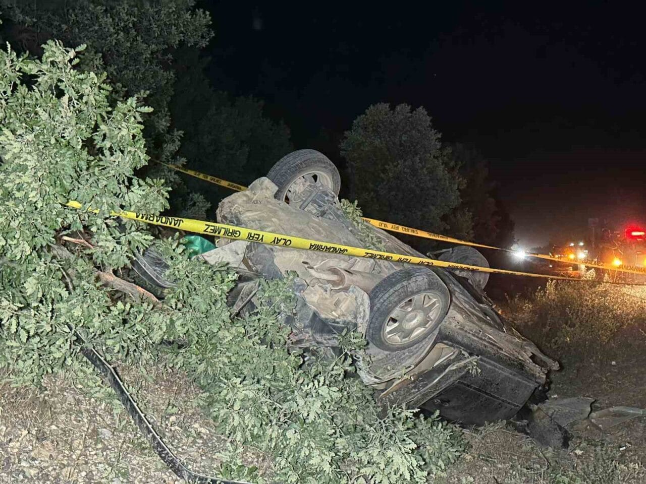 Uşak’ta kontrolden çıkan otomobilin şarampole devrilmesi sonucu meydana gelen trafik