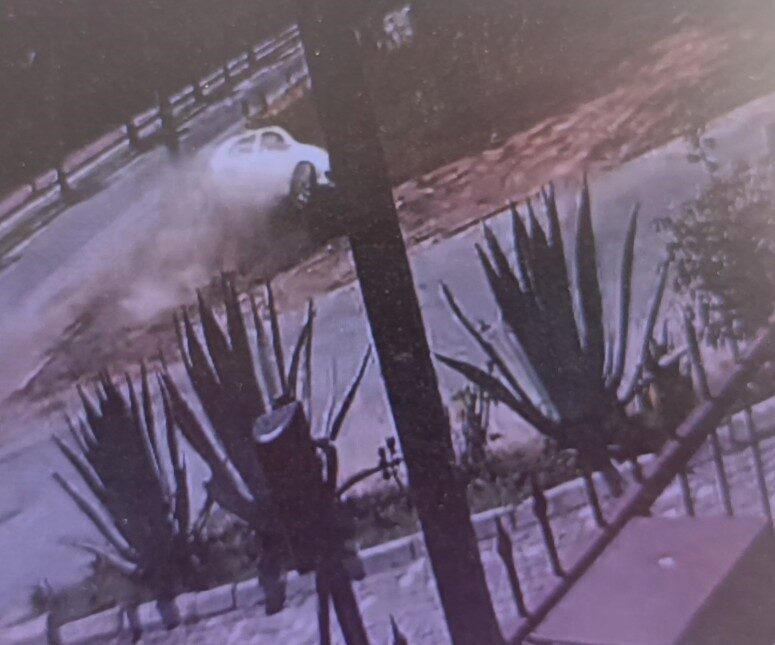 Antalya’nın Manavgat ilçesinde sürücüsünün direksiyon hakimiyetini kaybettiği otomobil, yoldan çıkarak