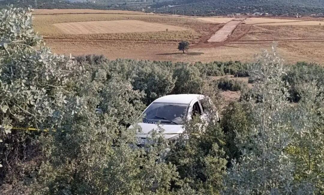 Antalya’nın Korkuteli ilçesinde şarampole yuvarlanan otomobilin camından fırlayan sürücü hayatını