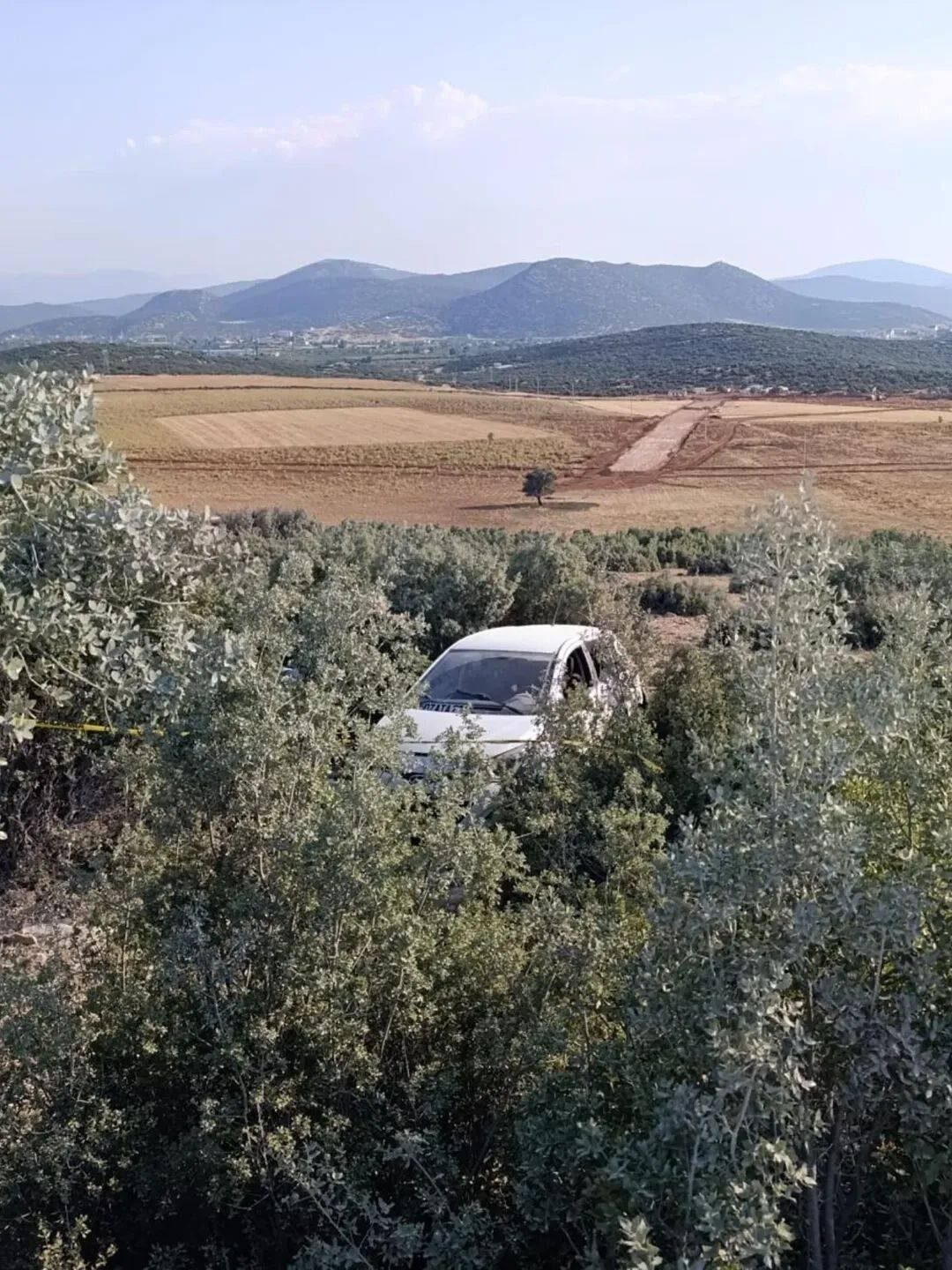 Antalya’nın Korkuteli ilçesinde şarampole yuvarlanan otomobilin camından fırlayan sürücü hayatını