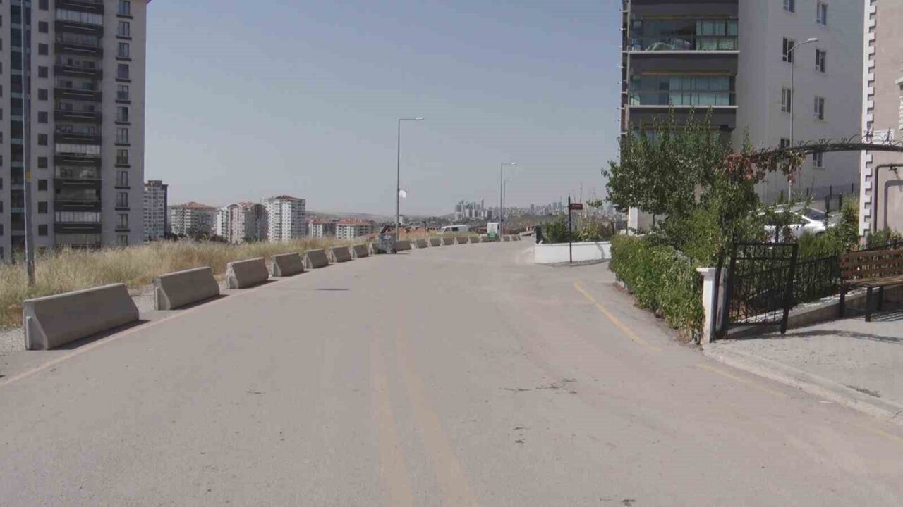 Ankara’da gece saatlerinde yolda yürüyen iki gence kontrolden çıkan bir