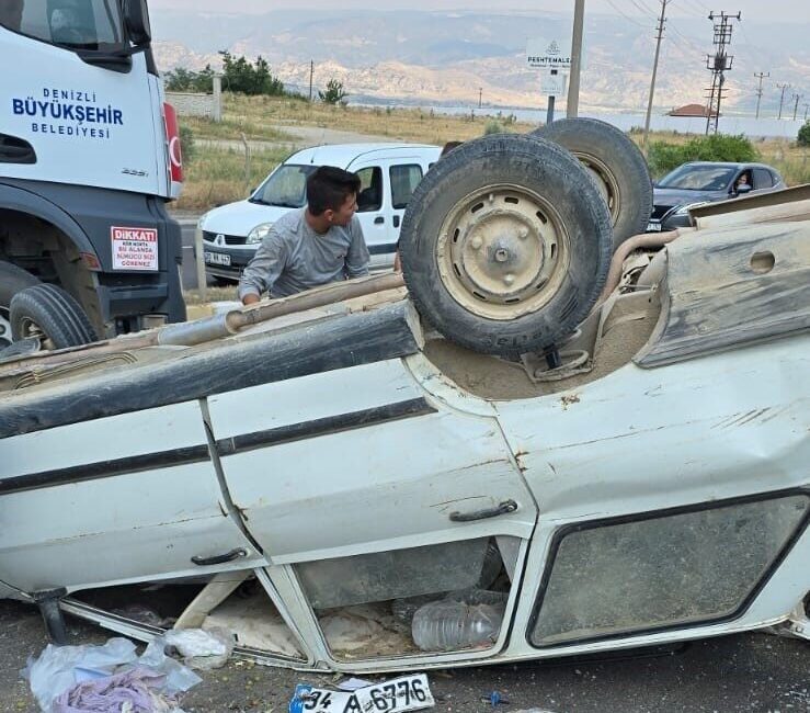 Denizli’de kontrolsüz kavşaktan dönmek isteyen otomobile Manisa-Denizli Karayolu istikametinde seyir