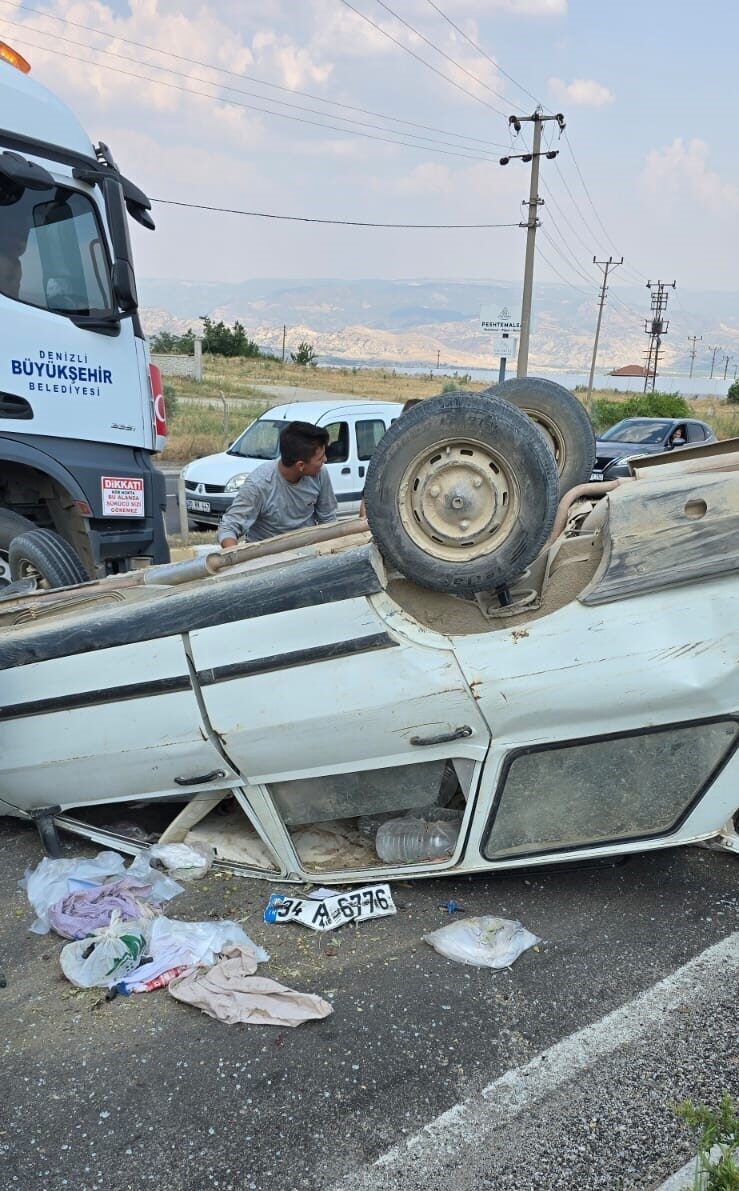 Denizli’de kontrolsüz kavşaktan dönmek isteyen otomobile Manisa-Denizli Karayolu istikametinde seyir