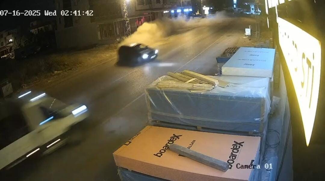 Hatay’da sürücüsünün kontrolünü kaybettiği otomobil, karşıdan gelen kamyonetle kafa kafaya