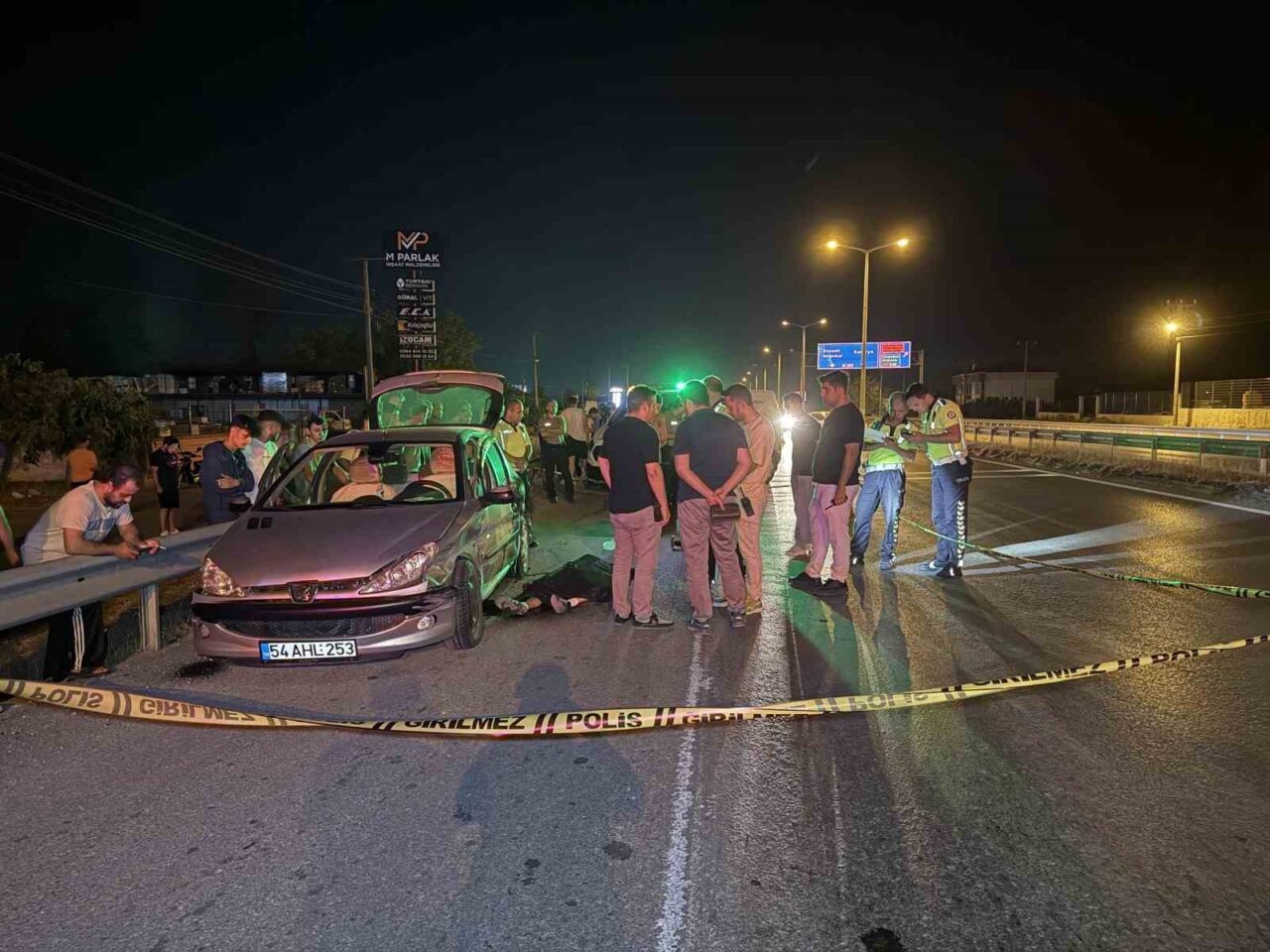 Sakarya’nın Hendek ilçesinde kontrolden çıkan otomobilin bariyerlere çarpması neticesinde meydana