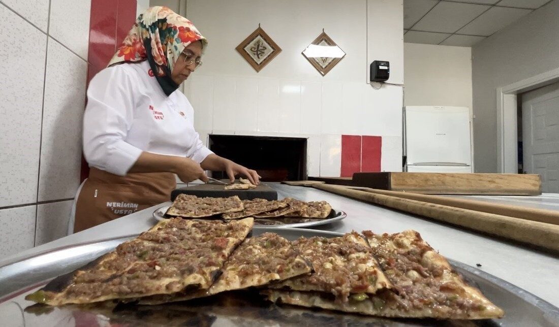 Konya’da yaşayan Neriman Gülhan Bursa, küçük bir fırında ustalarına bakarak
