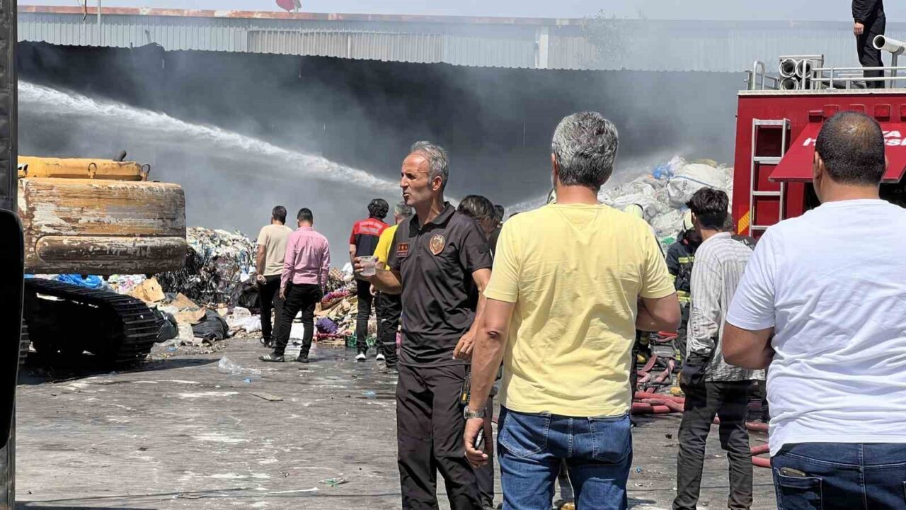 Konya’da geri dönüşüm fabrikasında çıkan yangın kısa süreli paniğe neden