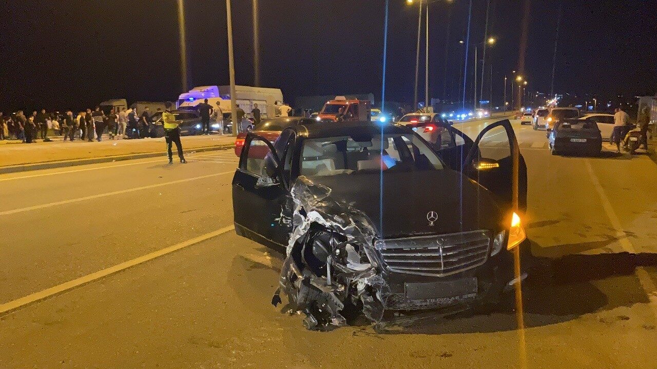 Konya’nın Kulu ilçesinde iki otomobilin çarpışması sonucu 3 kişi yaralandı.