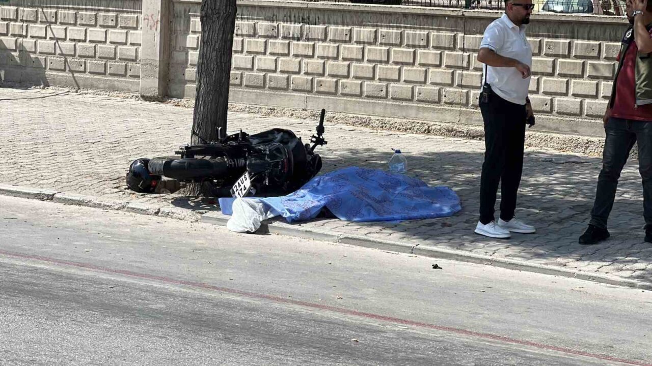 Konya’da kontrolden çıkan motosiklet önce seyir halindeki bisikletliye ardından ağaca