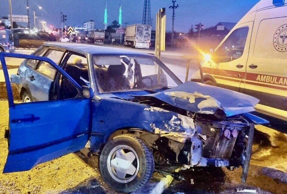 Konya’nın Kulu ilçesinde otomobil ile tırın çarpışması sonucu 3 kişi