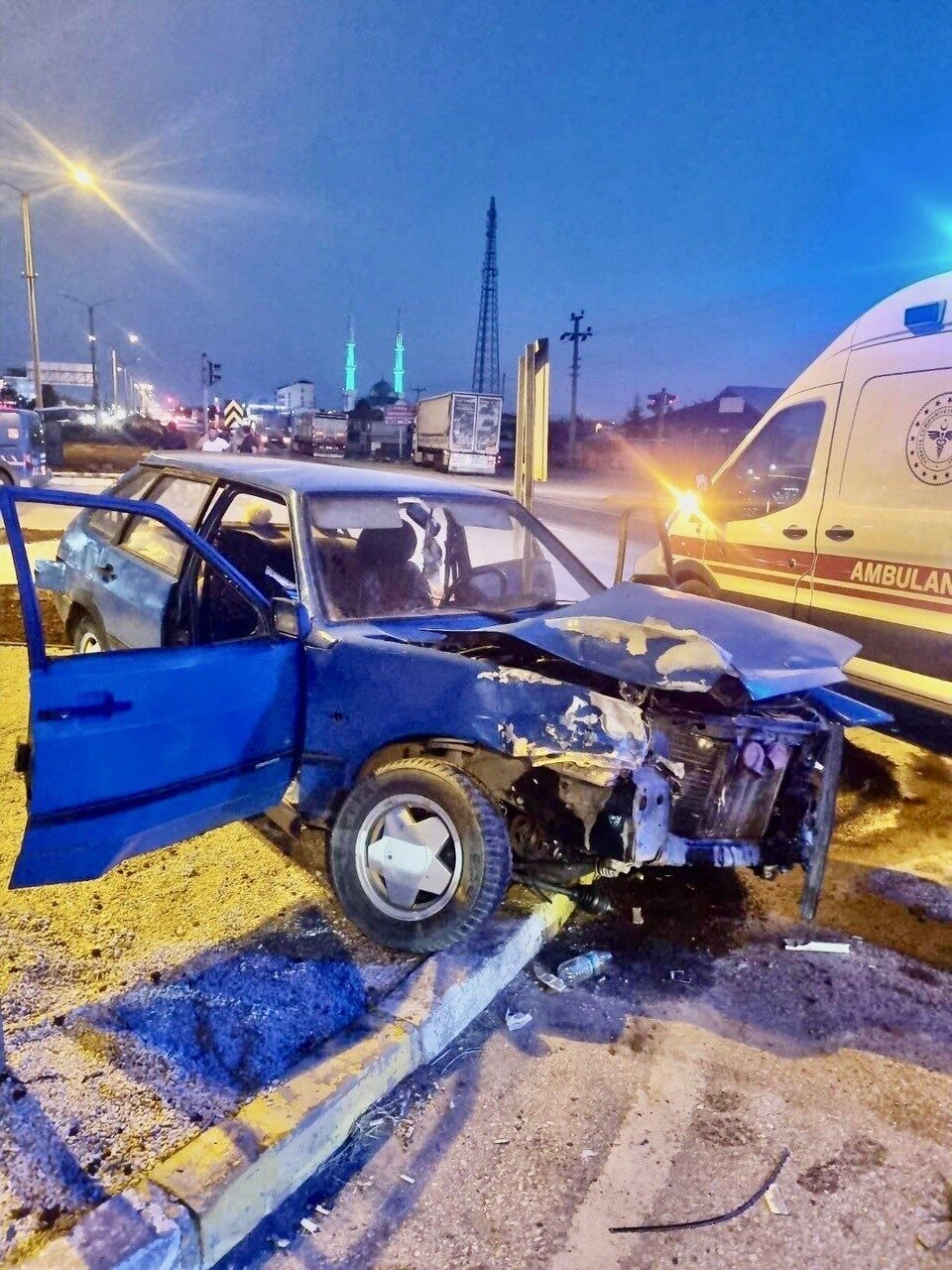 Konya’nın Kulu ilçesinde otomobil ile tırın çarpışması sonucu 3 kişi