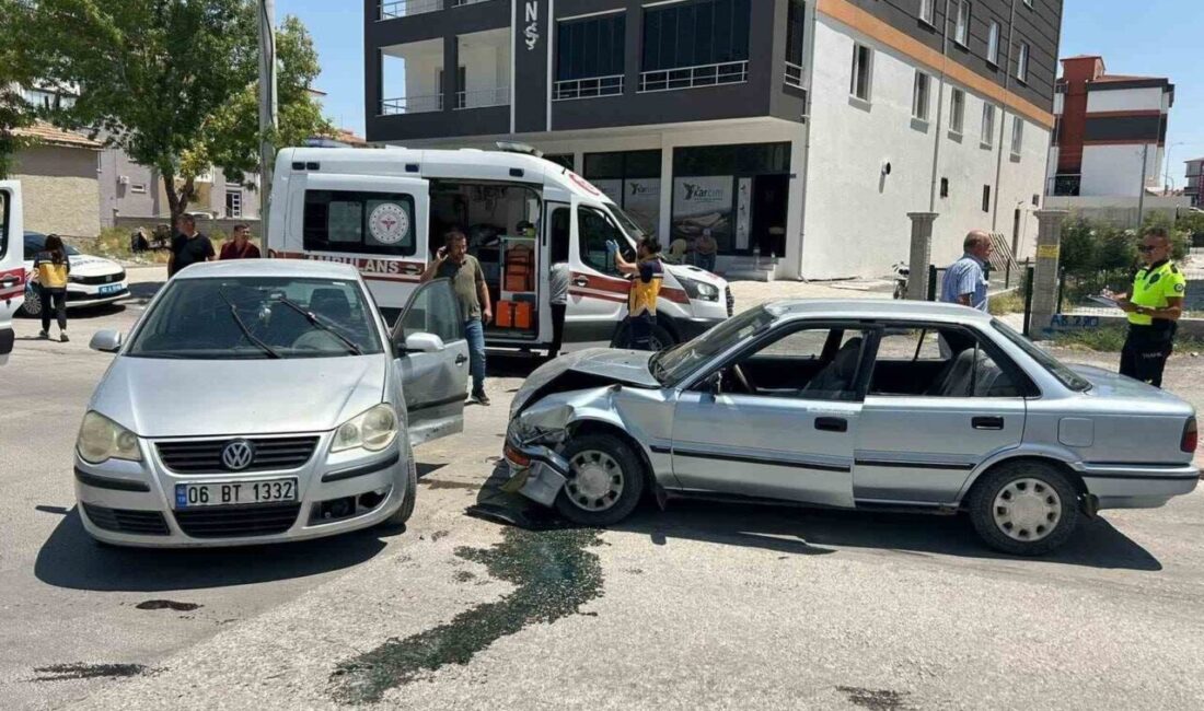 Konya’nın Karapınar ilçesinde 2 otomobilin çarpışması sonucu meydana gelen trafik