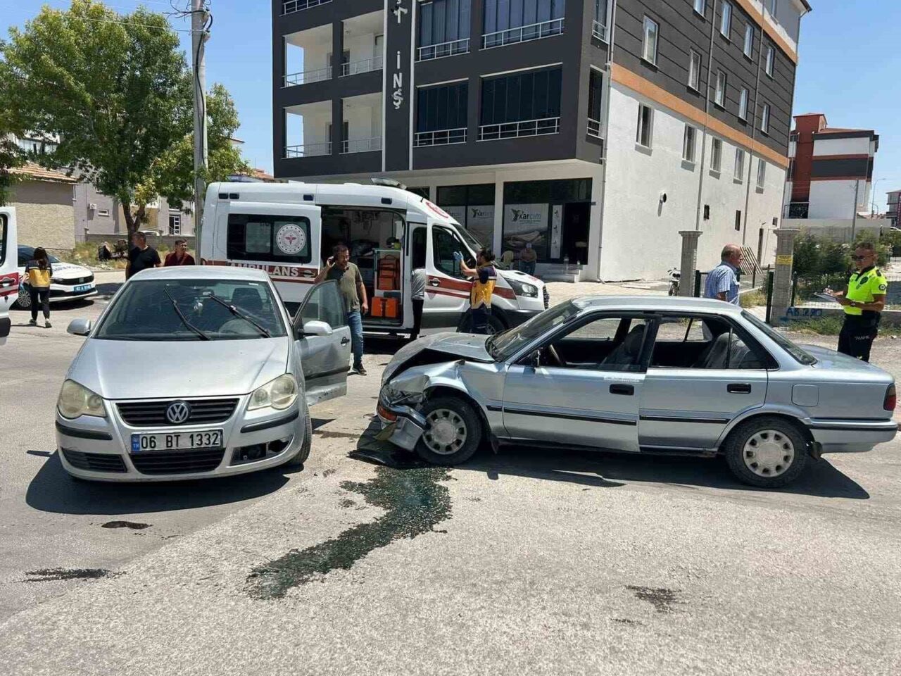 Konya’nın Karapınar ilçesinde 2 otomobilin çarpışması sonucu meydana gelen trafik