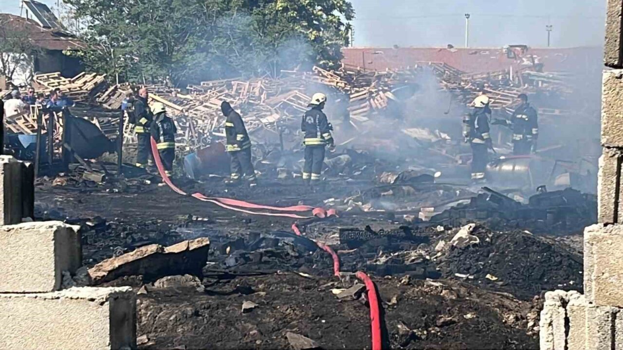 Konya’da bir iş yerinde çıkan yangın bahçede bulunan tahta paletlere