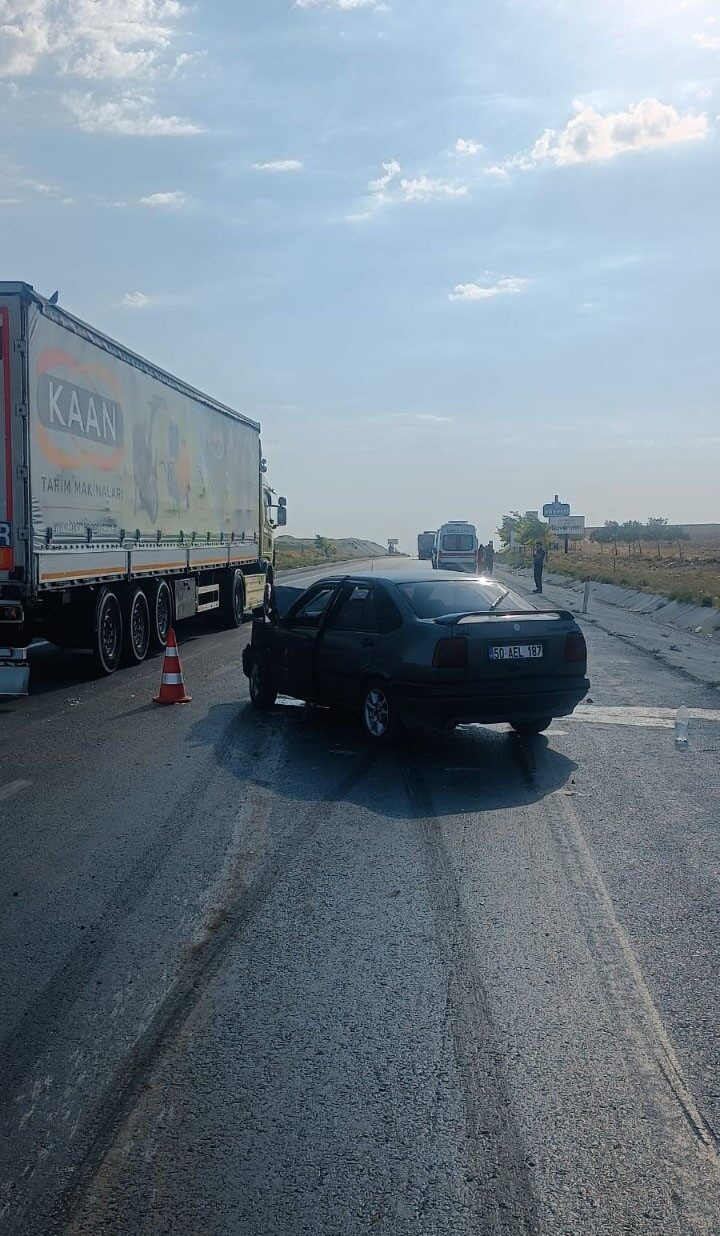 Konya’nın Karapınar ilçesinde iki otomobilin çarpışması sonucu meydana gelen trafik