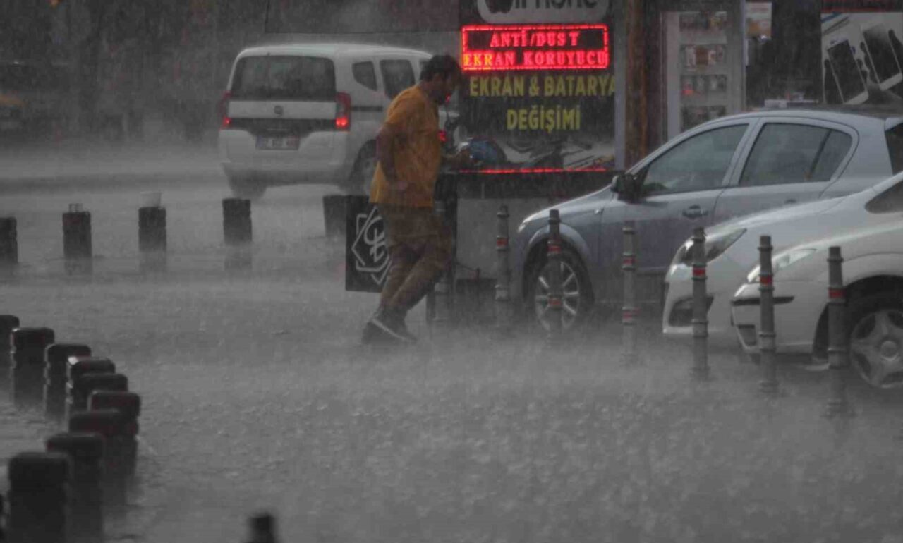 Konya’da öğleden sonra başlayan sağanak etkili oldu. Yağışla birlikte sürücüler