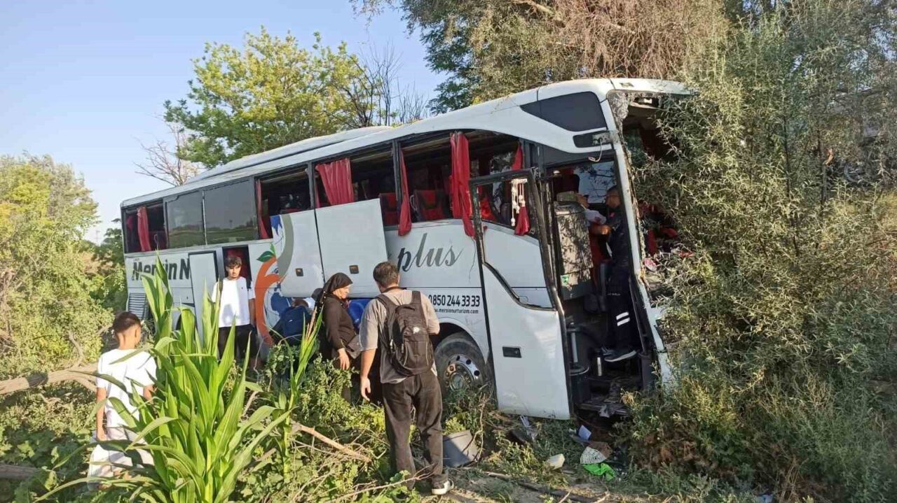Konya’nın Karapınar ilçesinde kontrolden çıkan yolcu otobüsü yoldan çıkarak şarampoldeki