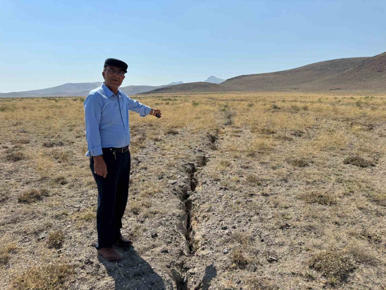 Konya’nın Karapınar ilçesi Akören Mahallesinde bir süredir büyüyerek ilerleyen yüzey