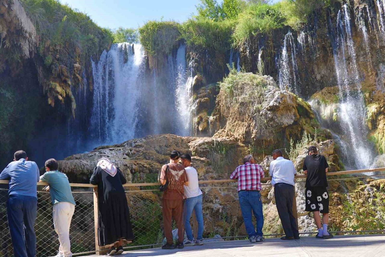 Konya’nın Hadim ilçesindeki Yerköprü Şelalesi kavurucu sıcaklardan bunalan vatandaşların serinlemek