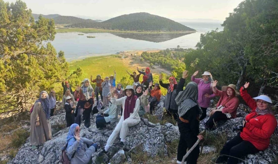 Konyalı kadınlar Beyşehir ilçesindeki tabiat parkında düzenlenen kamp etkinliğinde bir