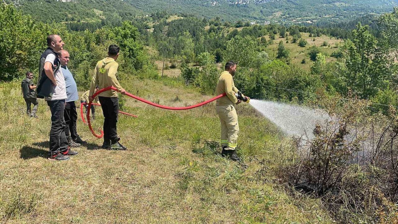 Bartın’ın Ulus ilçesinde yüksek gerilim hattından koparak yere düşen telden