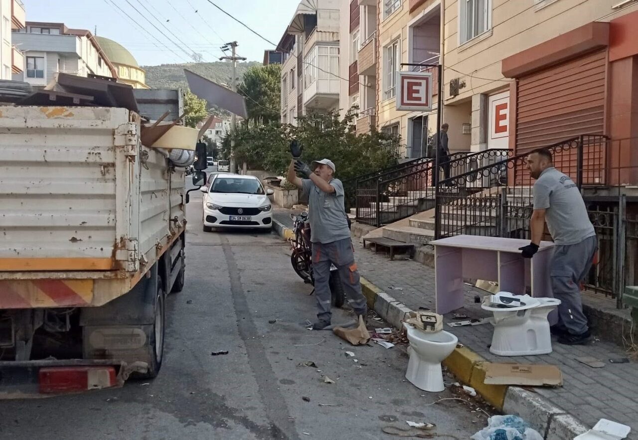 Körfez’de cadde ve sokak temizliği dışında çöp kenarlarına bırakılan katı