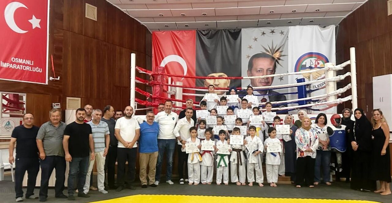 Körfez’de 23 minik karateci yapılan sınavla kuşak atlamaya hak kazandı.