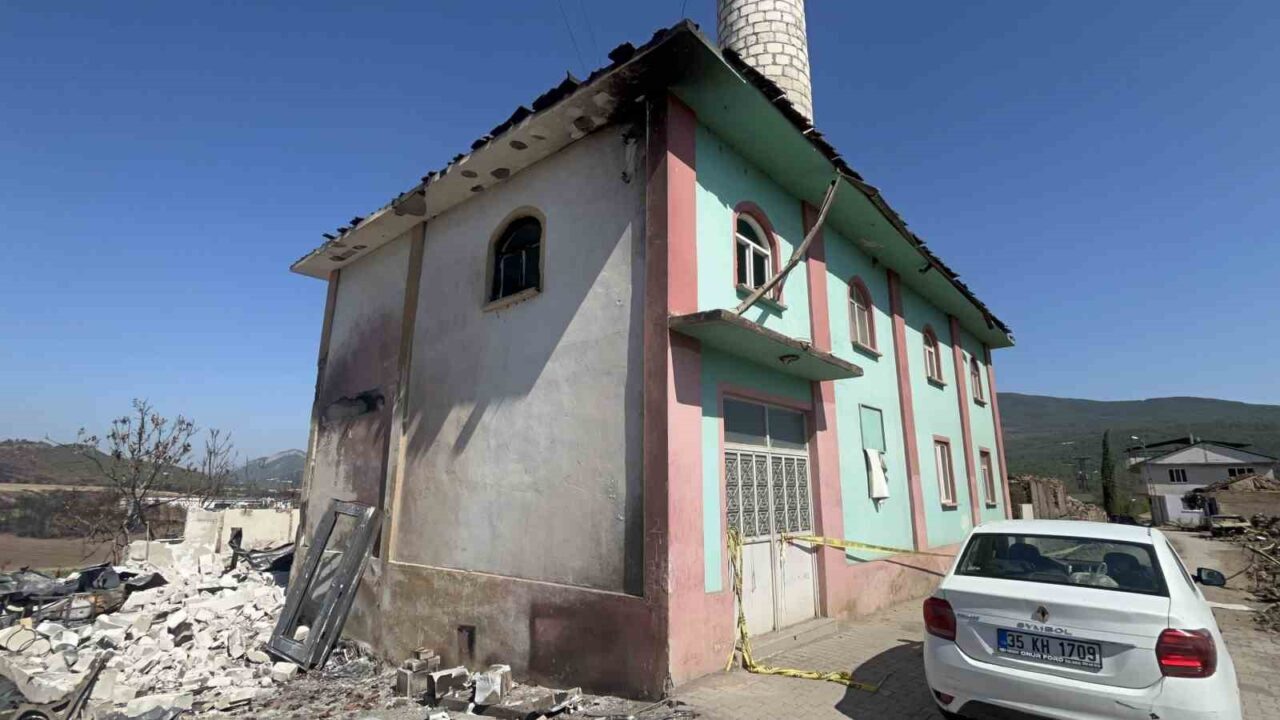 Bilecik’te çıkan orman yangınlarında kül olan Kaşıkçı köyünün camisinin içine