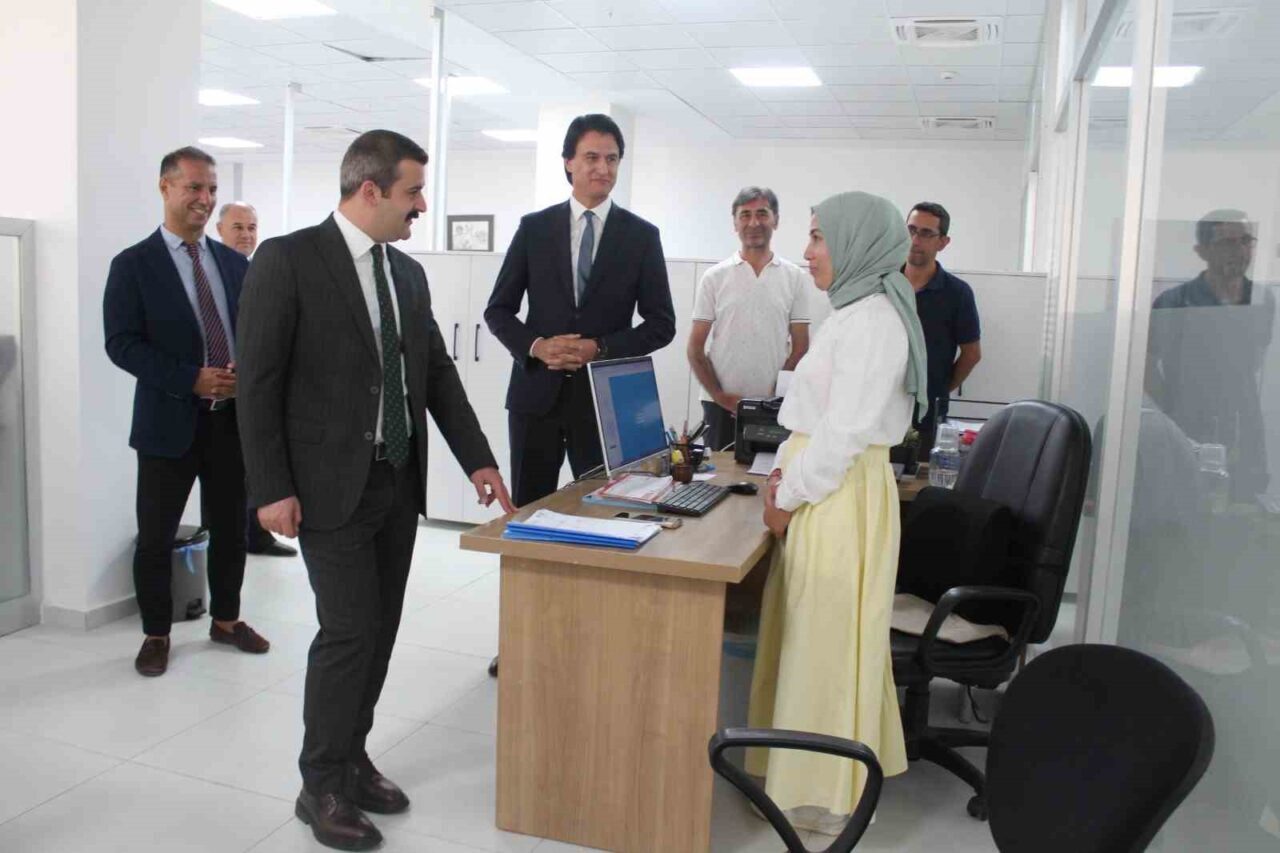 Muğla’nın Köyceğiz ilçesinde Kaymakam Mert Kumcu, İlçe Milli Eğitim Müdürlüğü’nü
