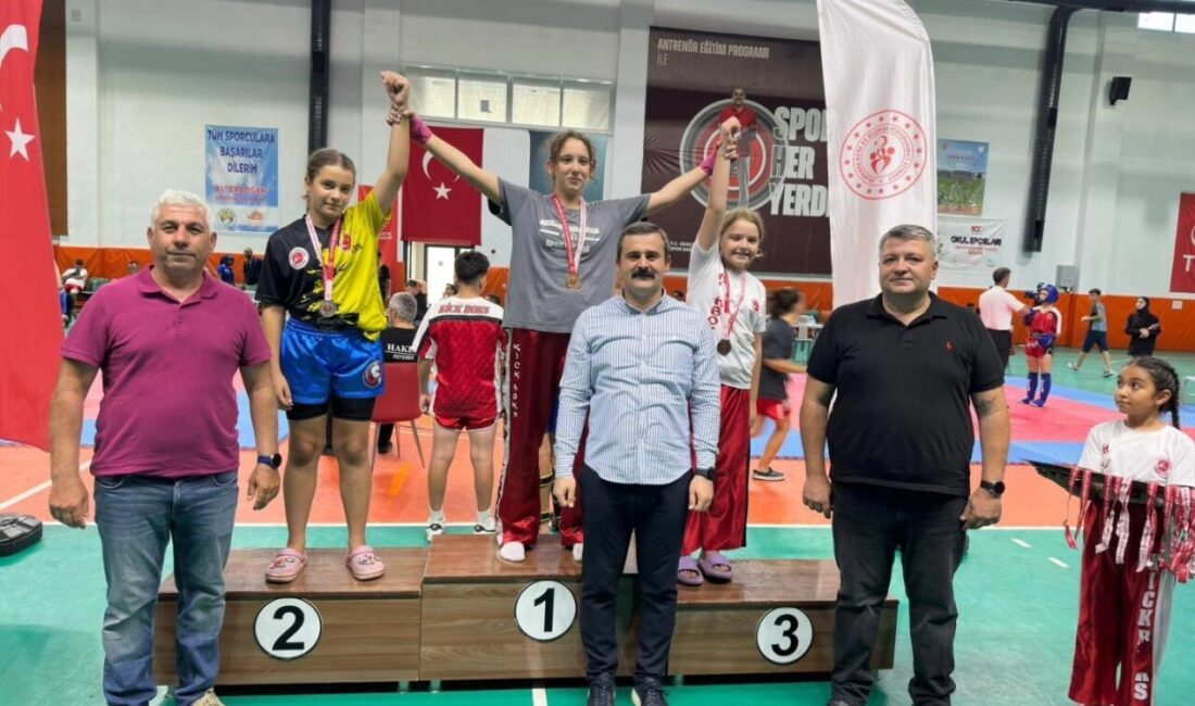 Muğla’nın Köyceğiz İlçesinde düzenlenen kick boks şampiyonası madalya töreni ile