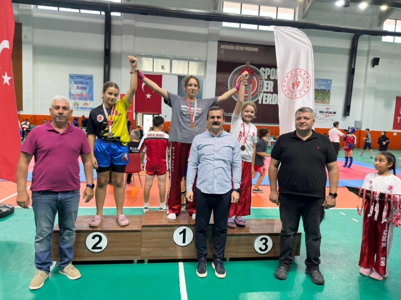 Muğla’nın Köyceğiz İlçesinde düzenlenen kick boks şampiyonası madalya töreni ile