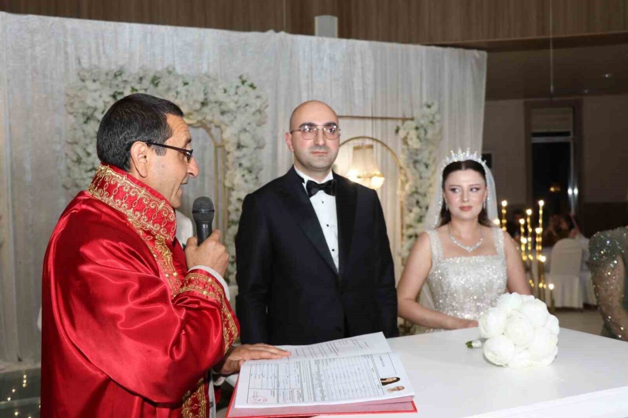 Sivas Koyulhisar Kaymakamı Ferhat Salih Ceylan, öğretmen Saadet Sinem Islanmaz