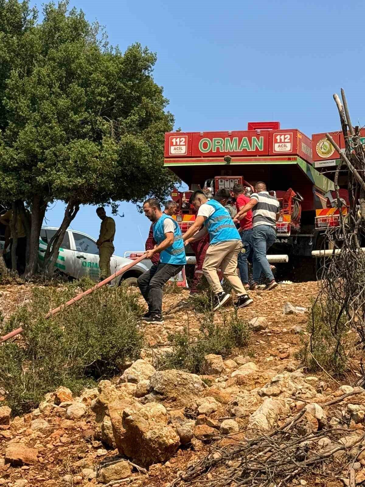 Adana’nın Kozan ilçesinde sarp kayalıklarda çıkan orman yangınına ekiplerin müdahalesi