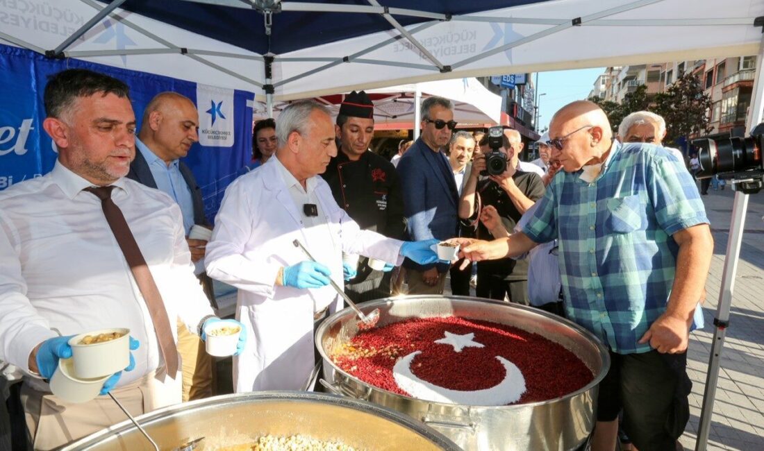 Küçükçekmece Belediyesi Muharrem ayı dolayısıyla binlerce vatandaşa aşure ikram etti.