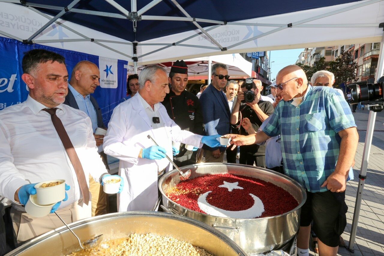 Küçükçekmece Belediyesi Muharrem ayı dolayısıyla binlerce vatandaşa aşure ikram etti.