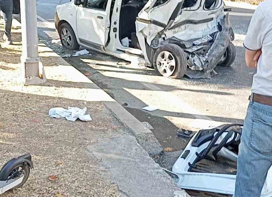 İstanbul Küçükçekmece’de hafif ticari araç, önce kaldırıma, ardından seyir halindeki