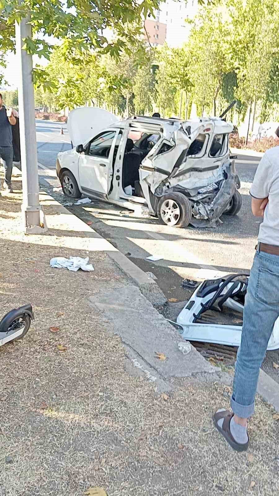 İstanbul Küçükçekmece’de hafif ticari araç, önce kaldırıma, ardından seyir halindeki