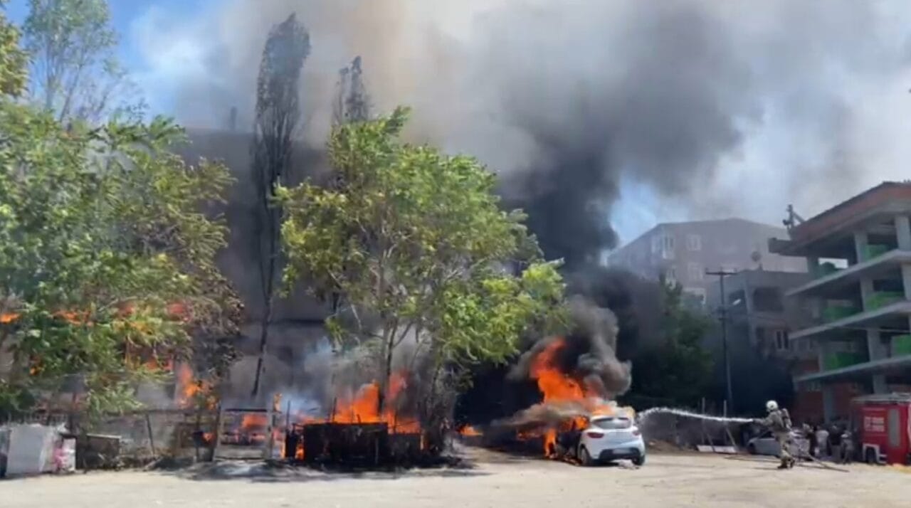 İstanbul Küçükçekmece’de gecekondunun bahçesinde başlayan yangın kısa sürede büyüyerek gecekonduya