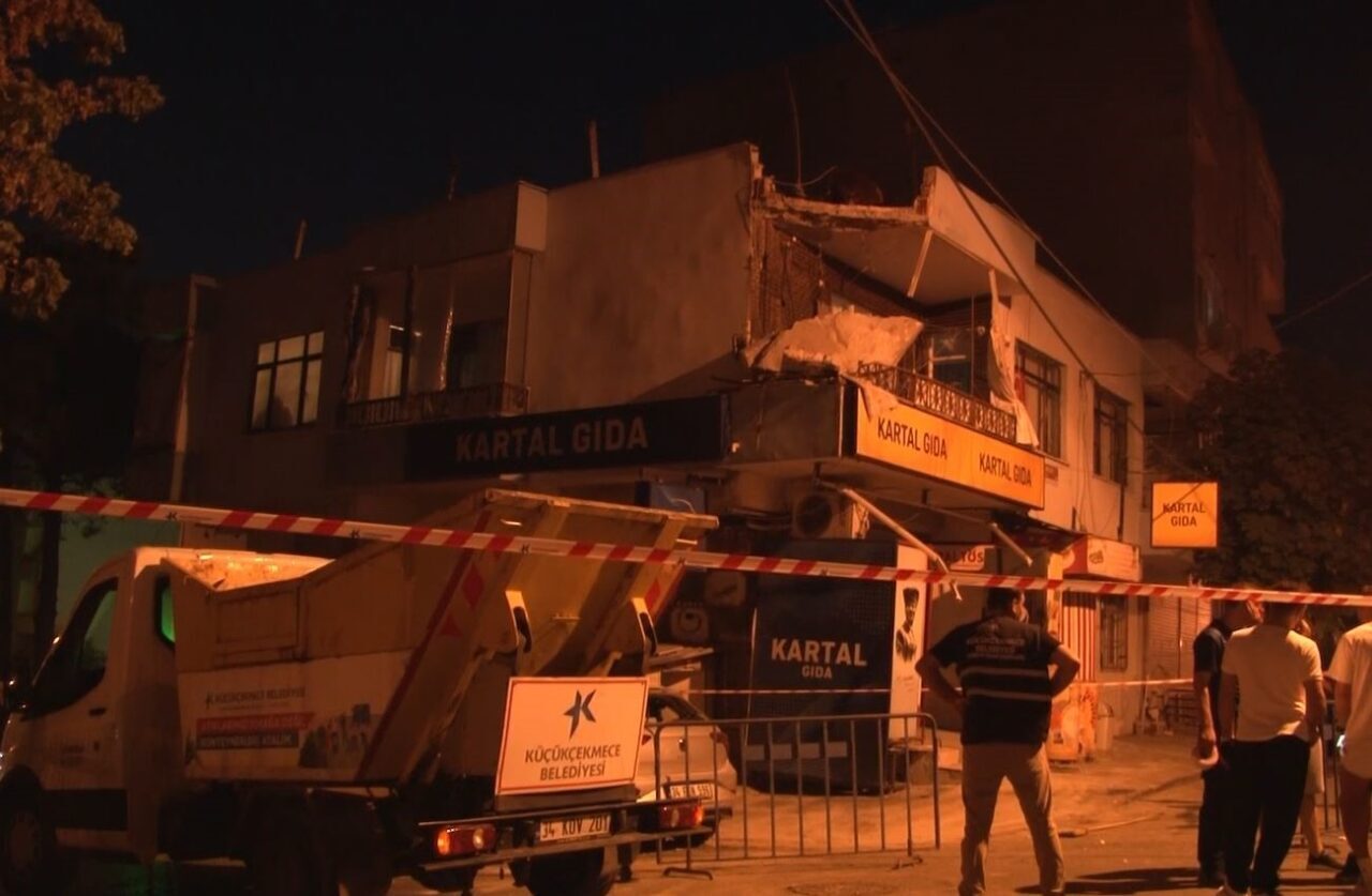 Küçükçekmece’de iki katlı bir binanın balkon duvarı çöktü. O esnada,