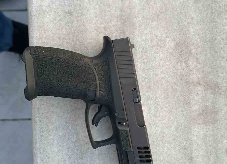 Küçükçekmece’de dükkana silahlı saldırı düzenleyerek o anların görüntüleri de işyeri