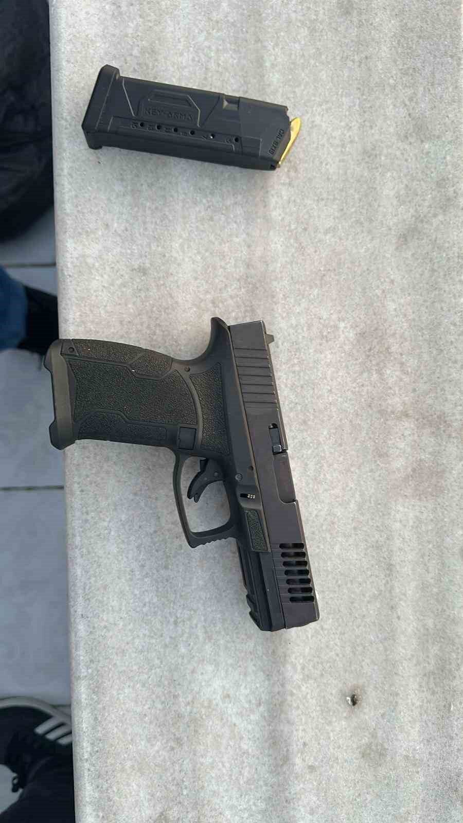 Küçükçekmece’de dükkana silahlı saldırı düzenleyerek o anların görüntüleri de işyeri