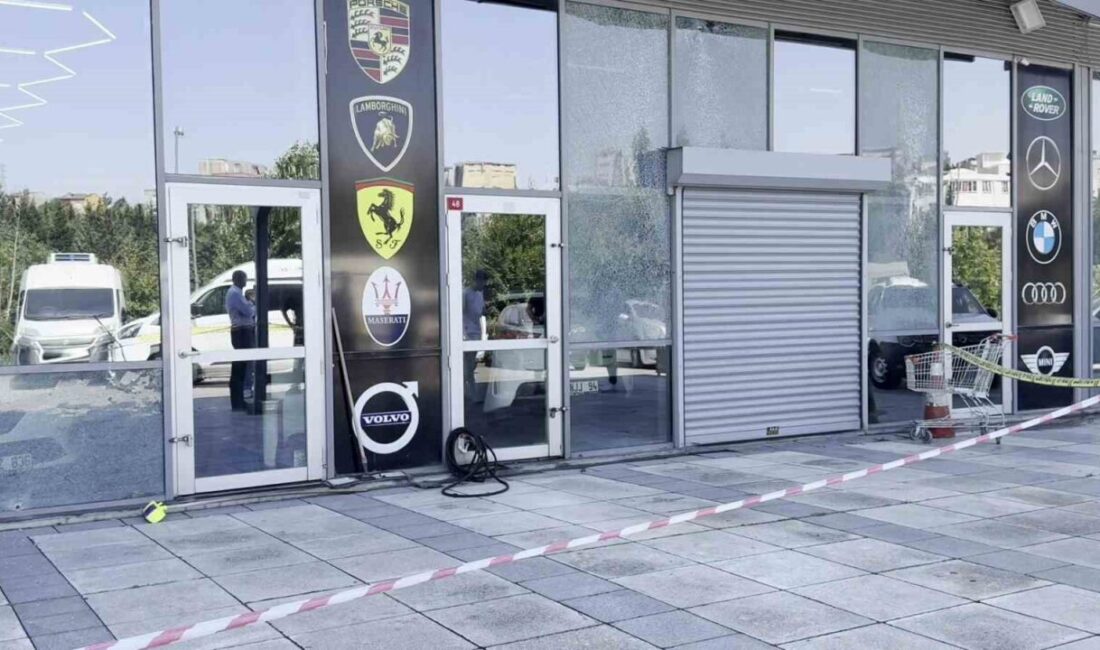 Küçükçekmece’de bulunan bir oto galeriye kimliği belirsiz iki kişi kurşun