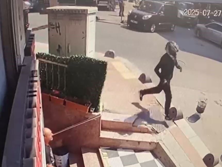 Küçükçekmece’de bir kişi, bir süre önce çalıştığı mağaza girdiği uğradığı