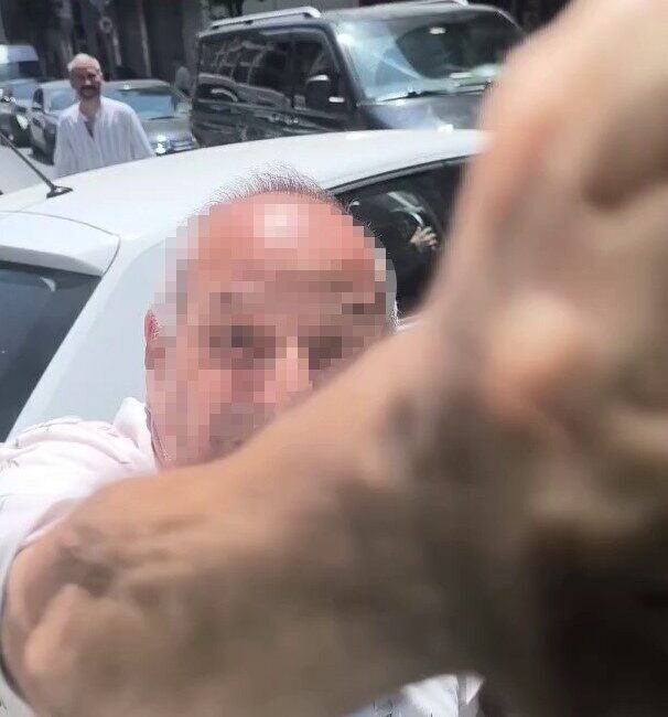 İstanbul’un Küçükçekmece ilçesinde trafikte yol verme meselesi yüzünden iki sürücü