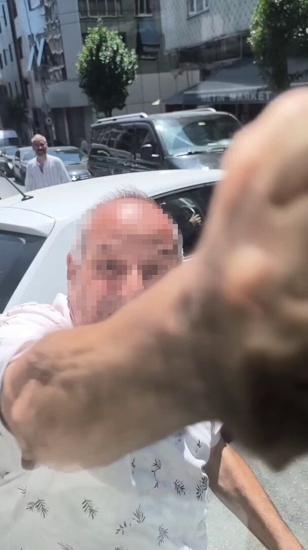 İstanbul’un Küçükçekmece ilçesinde trafikte yol verme meselesi yüzünden iki sürücü