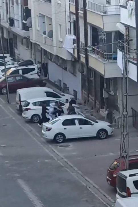 İstanbul’un Esenyurt ilçesinde bir adam küfürlü konuşan şahısları uyarınca ortalık