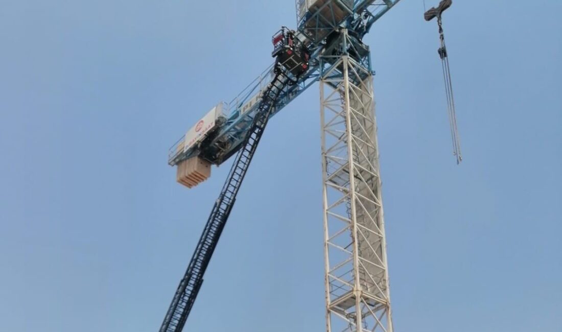 Malatya’nın Yeşilyurt ilçesinde bir inşaat şantiyesinde çalışan kule vinç operatörü,