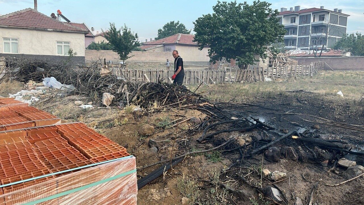 Konya’nın Kulu ilçesinde inşaat malzemeleri bulunan bahçede kalıp için kullanılan